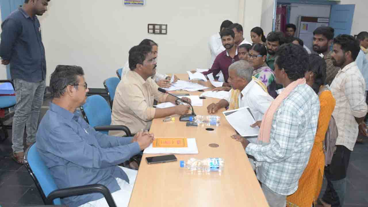 అర్జీల పరిష్కారానికి ప్రాధాన్యమివ్వండి