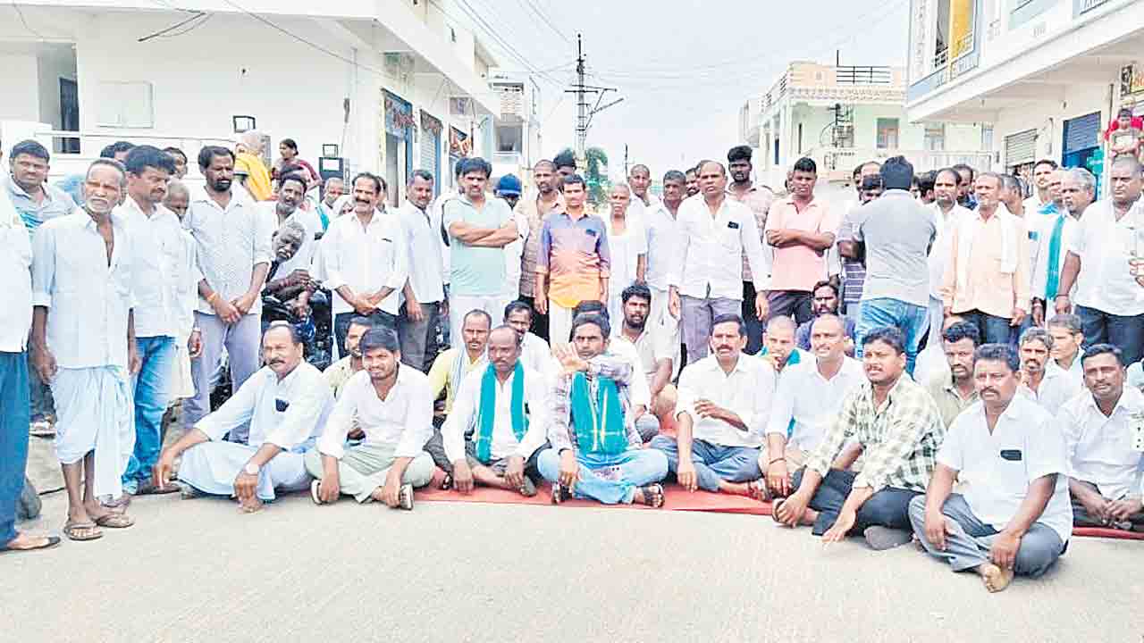 రోడ్డెక్కిన అన్నదాత