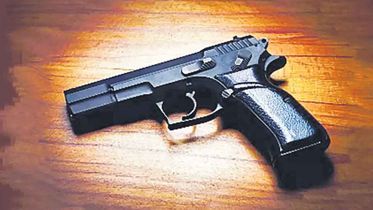 Delhi | బడికి తుపాకీ తెచ్చిన ఆరో తరగతి విద్యార్థి.. అవాక్కైన సిబ్బంది