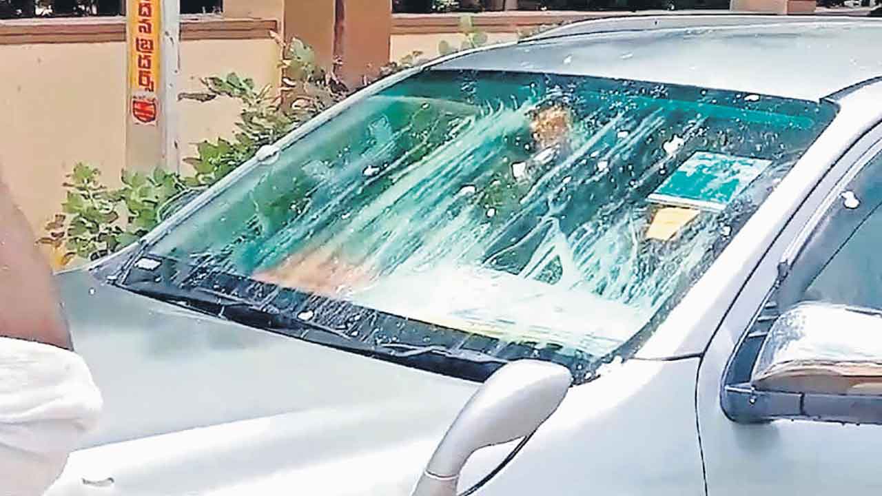 MLA Kale Yadaiah | చేవెళ్ల ఎమ్మెల్యే కాలె యాదయ్యపై కోడిగుడ్లతో దాడి.. సొంత పార్టీ నాయకుల తీవ్ర నిరసన