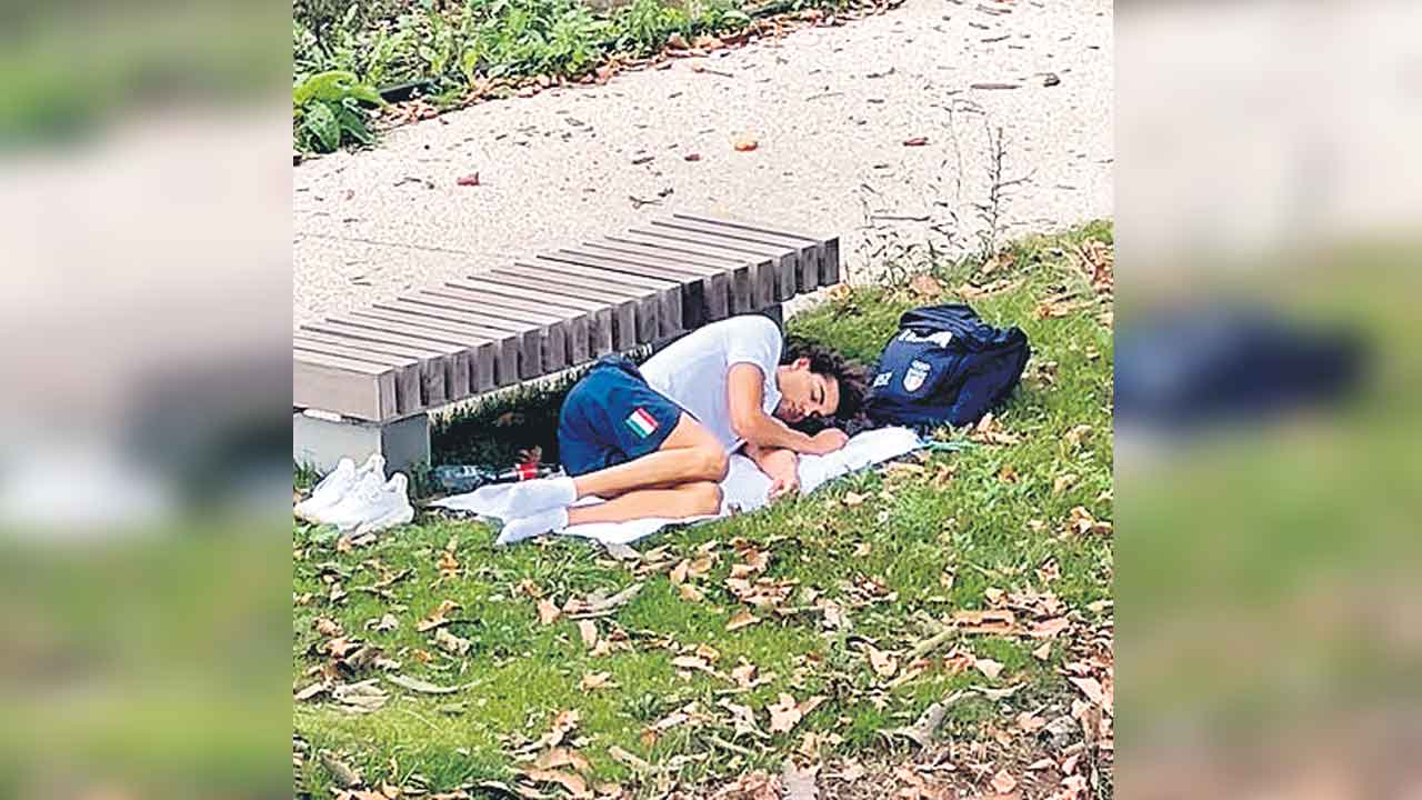 Paris Olympics | ఒలింపిక్‌ విలేజ్‌లో వసతుల కొరత.. పార్క్‌లో నేలమీద పడుకుని ఇటలీ స్విమ్మర్‌ నిరసన