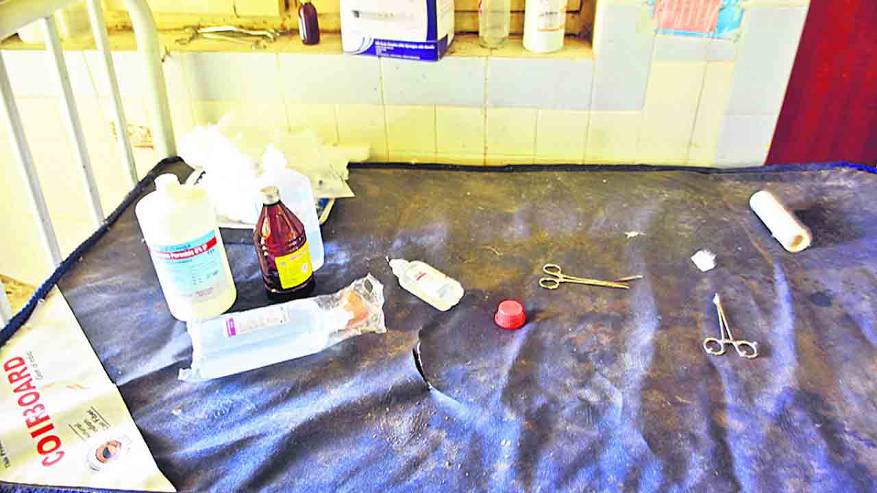 ఆరోగ్య కేంద్రానికి ఆయా భర్తే దిక్కు!