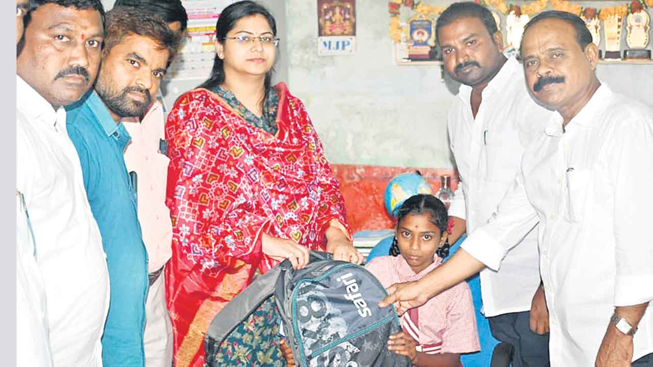 అనాథ బాలికకు అండగా ఉంటాం