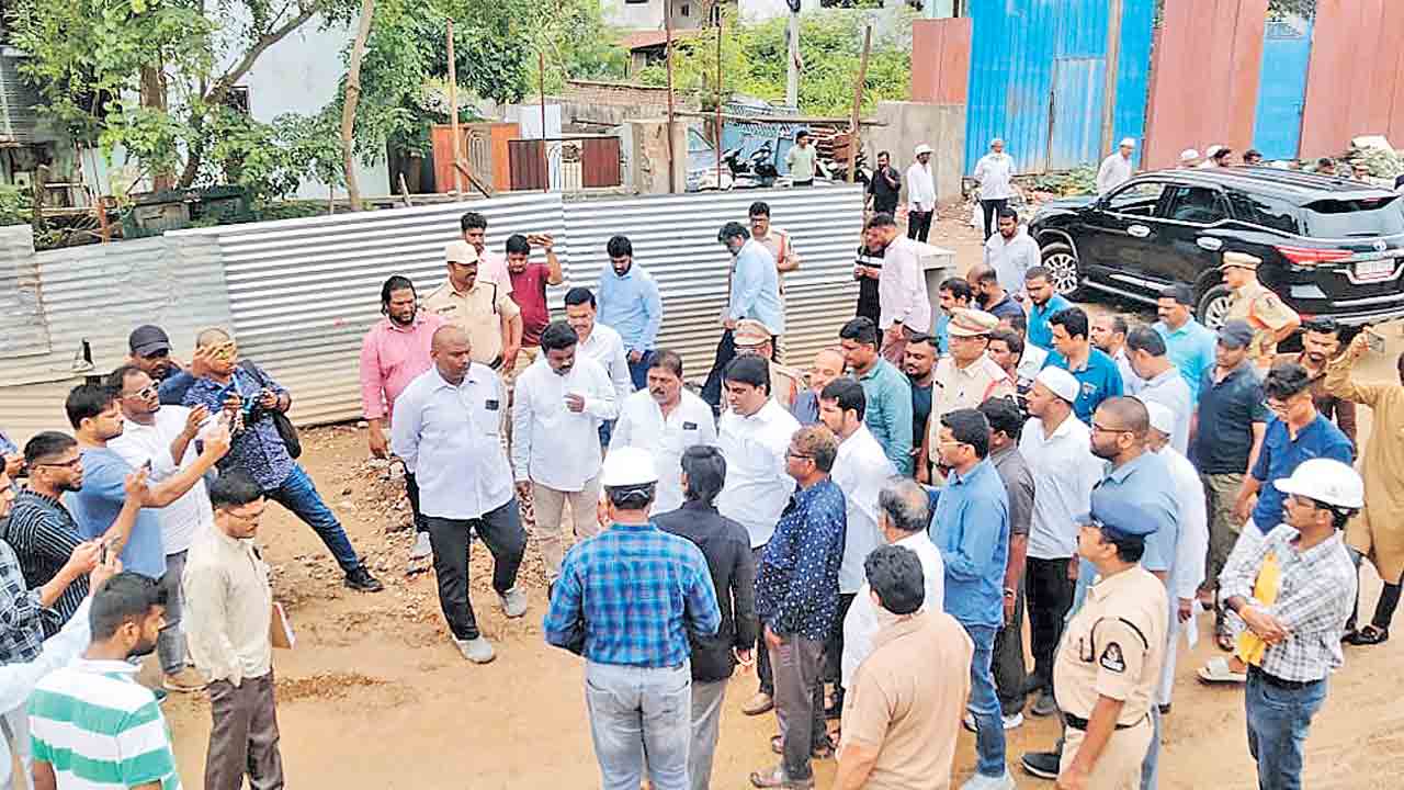 Amberpet Flyover | సర్వీస్‌ రోడ్డు పనులు తర్వాత.. ముందు ఫ్లైఓవర్‌ పనులు చేద్దాం