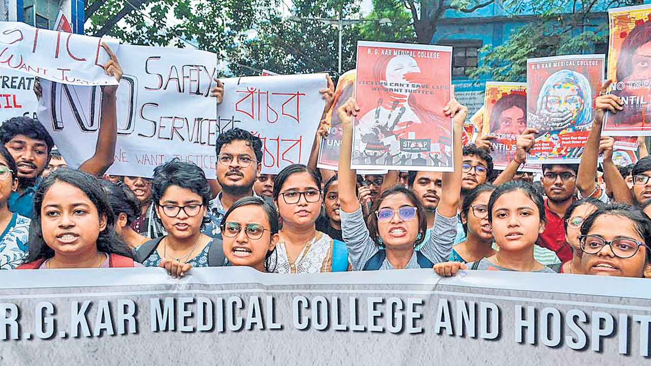Trainee Doctor | కోల్కతాలో దారుణం.. వైద్యురాలిపై లైంగిక దాడి, హత్య