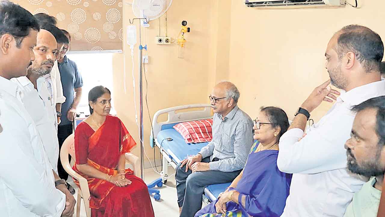 అయాచితం శ్రీధర్‌కు సబిత పరామర్శ