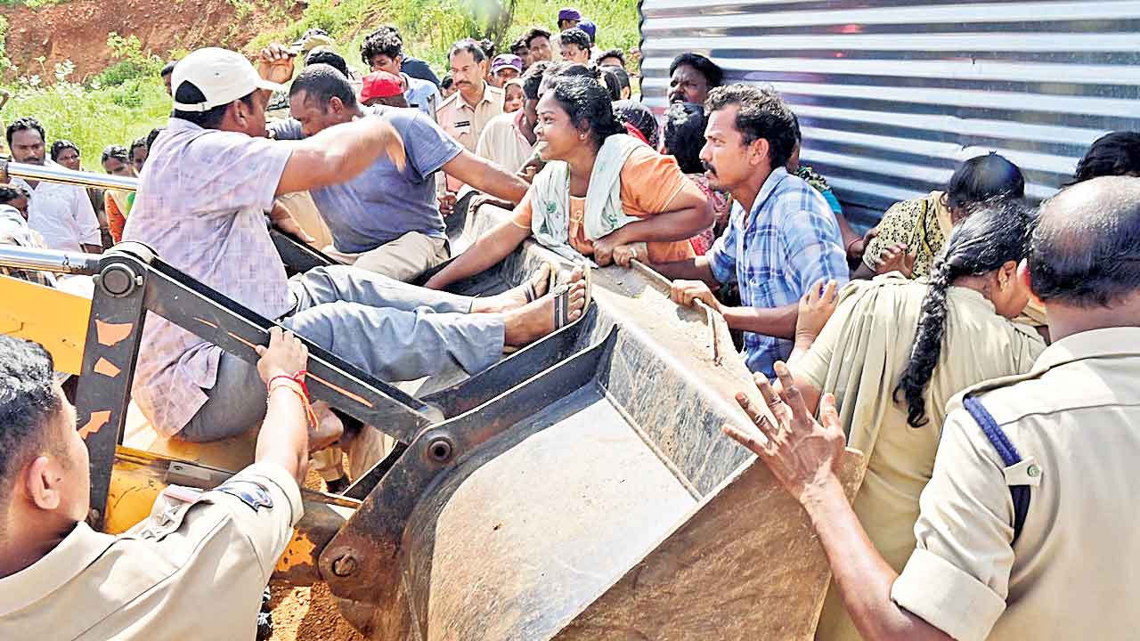 పేదల గుడిసెల తొలగింపులో ఉద్రిక్తత