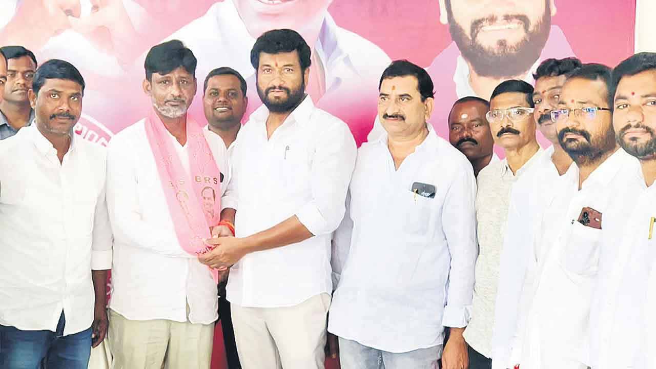 బీఆర్‌ఎస్‌లో చేరిన కాంగ్రెస్‌ మాజీ ఎంపీటీసీ