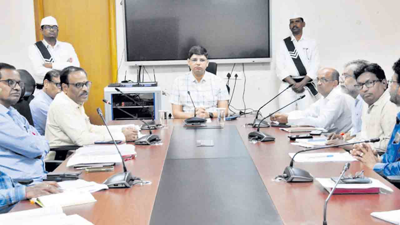 కార్మిక శాఖలో పేర్లు నమోదు చేసుకోవాలి