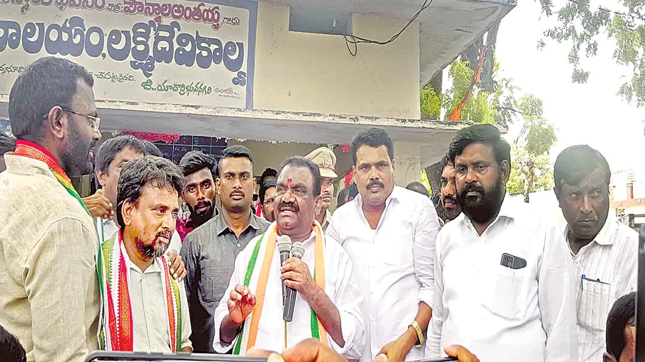 కాంగ్రెస్‌ కార్యకర్తలకే ఇందిరమ్మ ఇండ్లు
