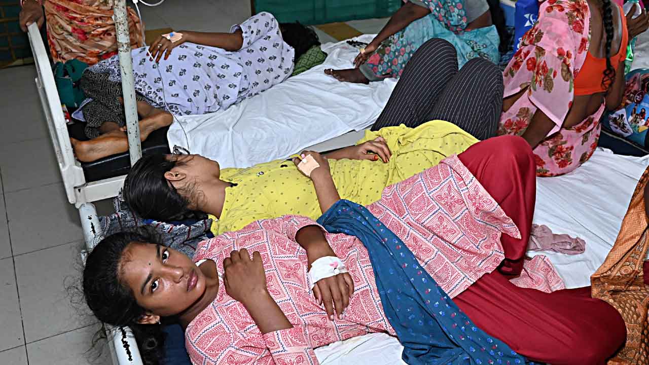 సర్కారు దవాఖానలకు సమస్యల సుస్తీ.. గాడి తప్పిన ప్రజా వైద్యం.. జిల్లా దవాఖానల్లో మందుల్లేవ్‌