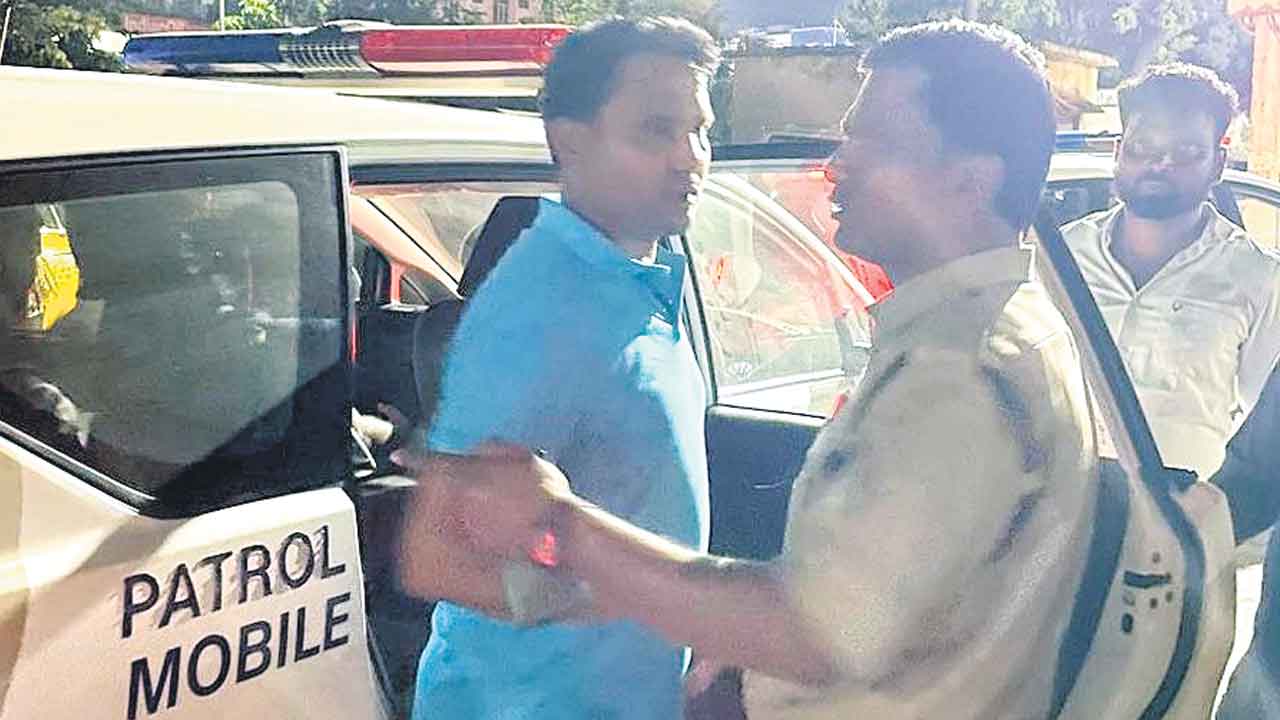 బీఆర్‌ఎస్‌ నాయకులే లక్ష్యంగా పావులు