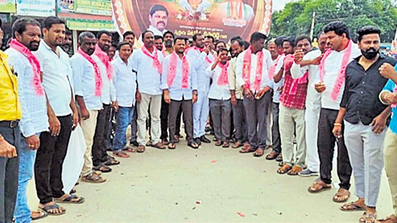 పటాకులు కాల్చి.. మిఠాయిలు పంచి