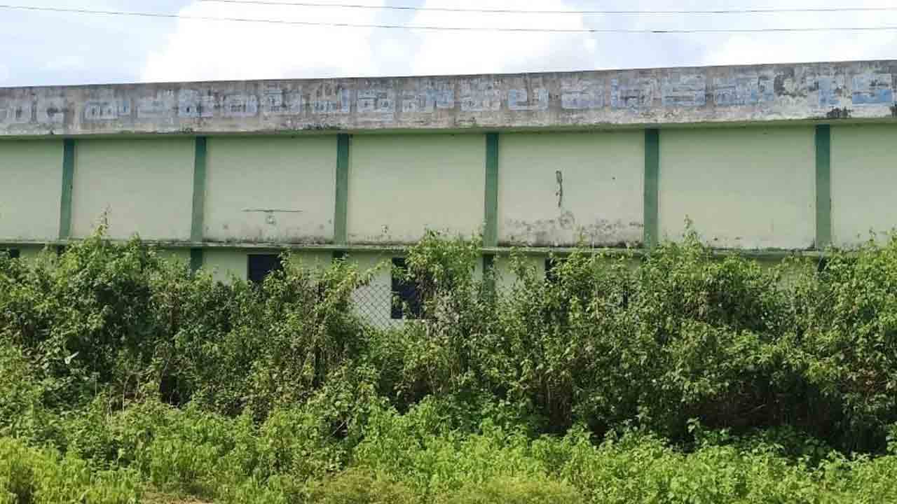 కాలువ నిండా నీళ్లు.. పంట భూములు బీళ్లు