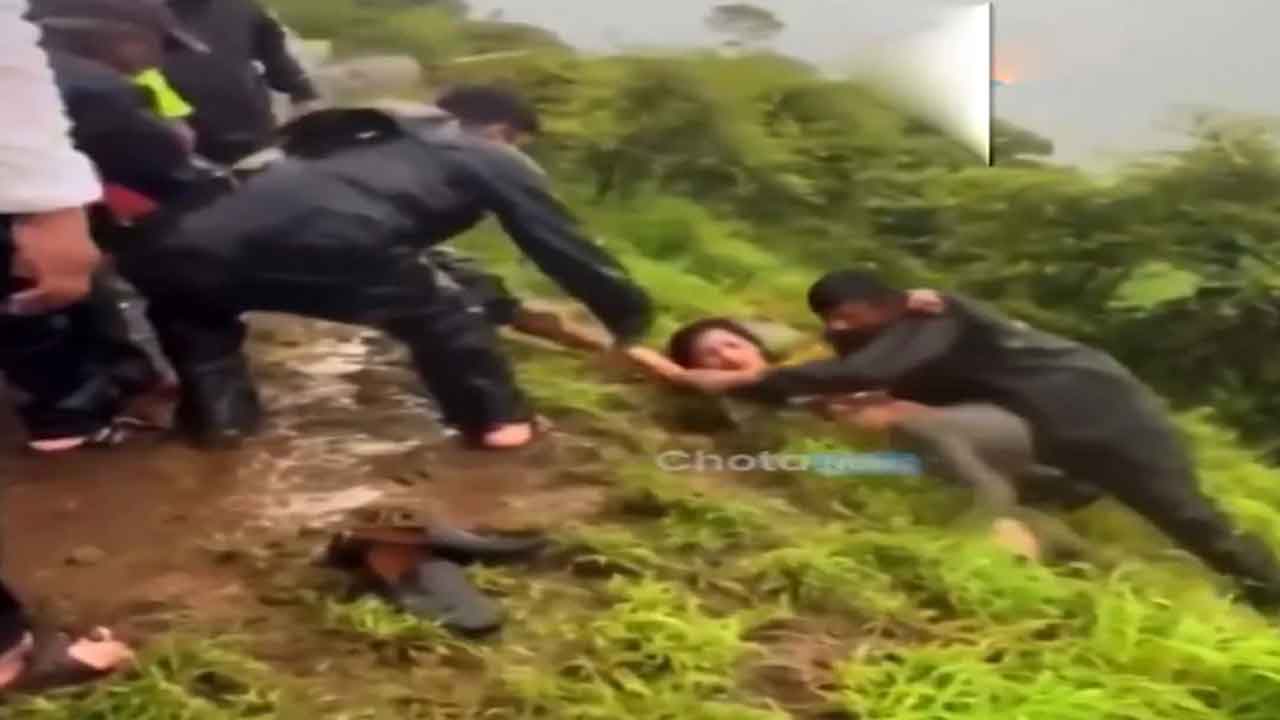 సెల్ఫీ తీసుకుంటూ లోయలో పడ్డ మహిళ