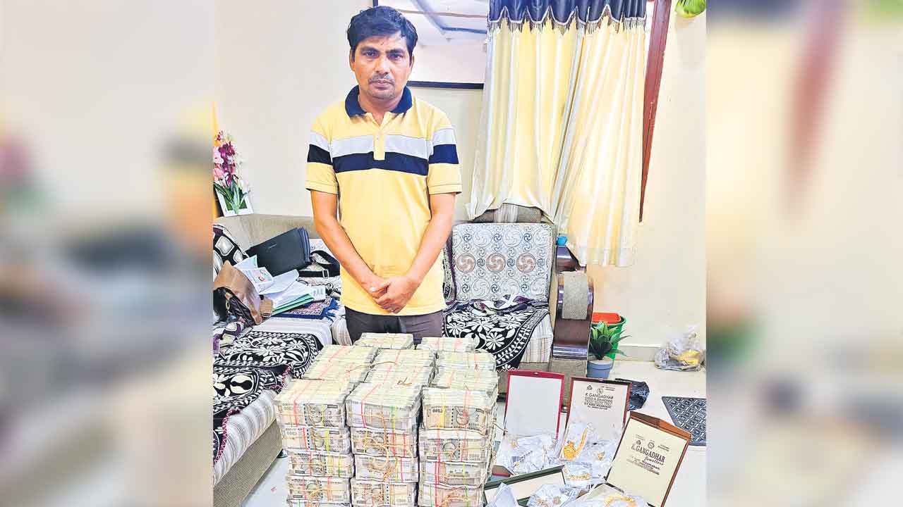 మున్సిపల్‌ అధికారి ఇంట్లో నోట్ల గుట్టలు