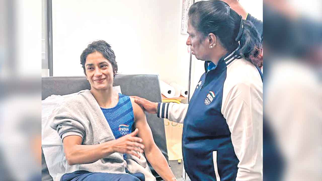 Vinesh Phogat | భారత్‌కు బరువైన బాధ.. 100 గ్రాముల తేడాతో పసిడి పోరుకు ఫోగాట్‌ దూరం