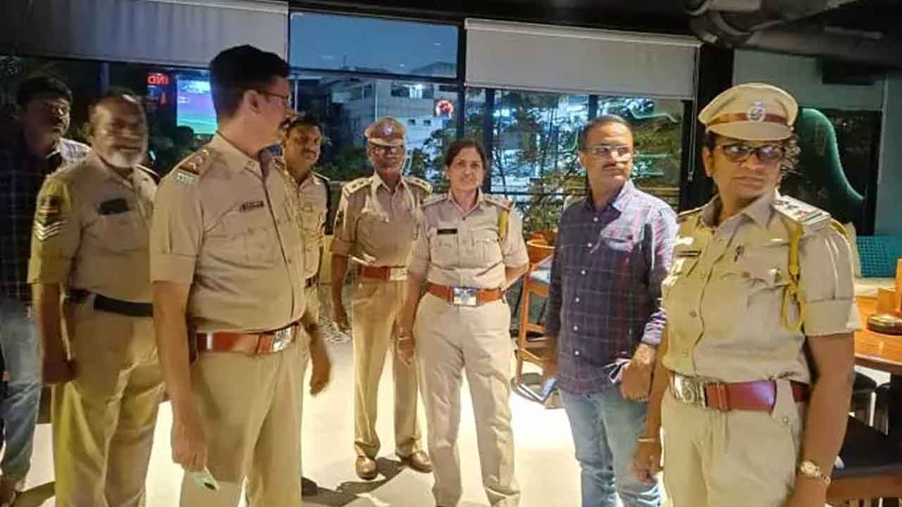 25 పబ్బుల్లో ఎక్సైజ్‌ తనిఖీలు