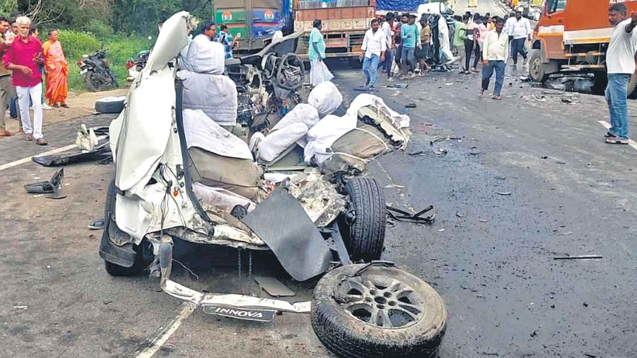 ఢీకొన్న 9 వాహనాలు