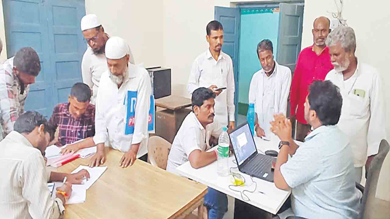 రుణమాఫీ గ్రీవెన్స్‌ కాలయాపనకే..