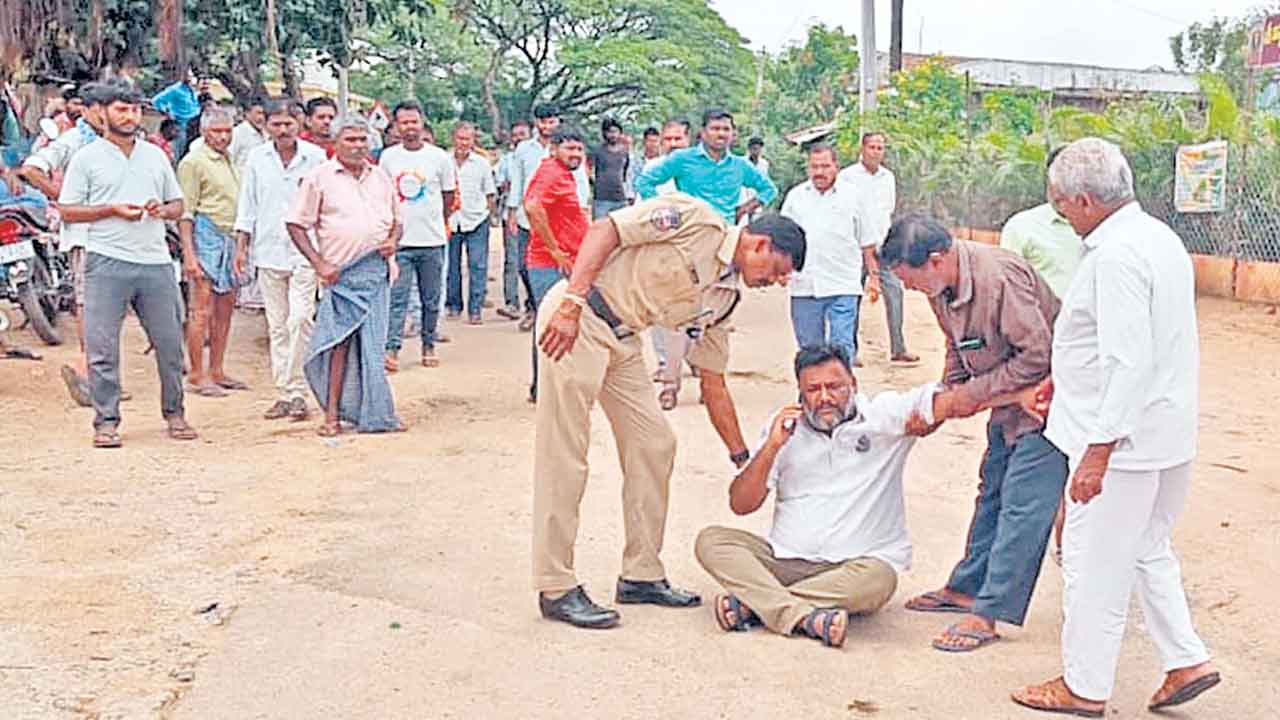 శ్రీపతిపల్లిలో బీఆర్‌ఎస్‌ నేత అరెస్ట్‌