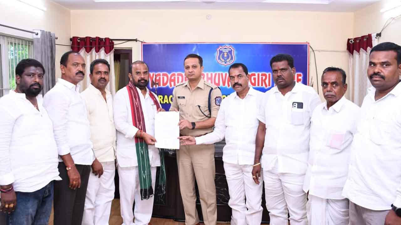 ప్రభుత్వ విప్‌ బీర్ల ఐలయ్యపై కేసు నమోదు చేయాలి