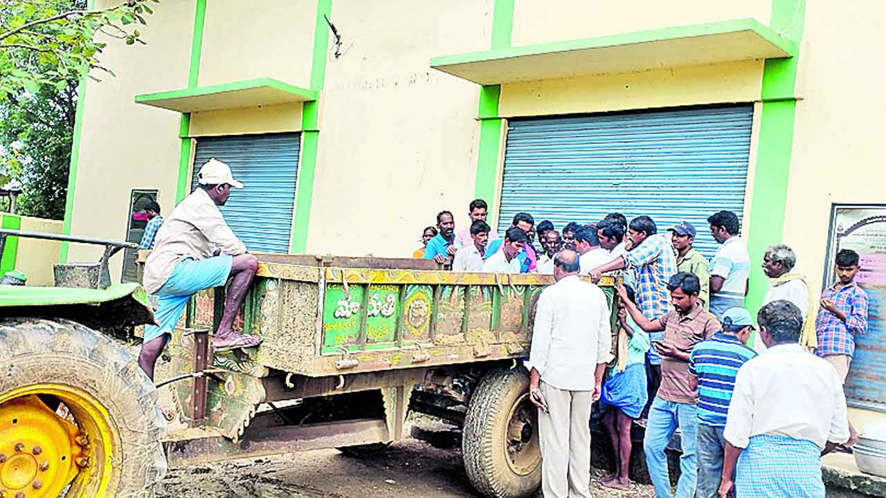 యూరియా.. సరిపడా లేదయా!