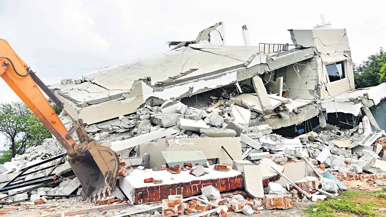 HYDRA | ఇదేం ద్వంద్వనీతి?.. బీఆర్‌ఎస్‌ నేతలే లక్ష్యంగా హైడ్రా కూల్చివేతలు