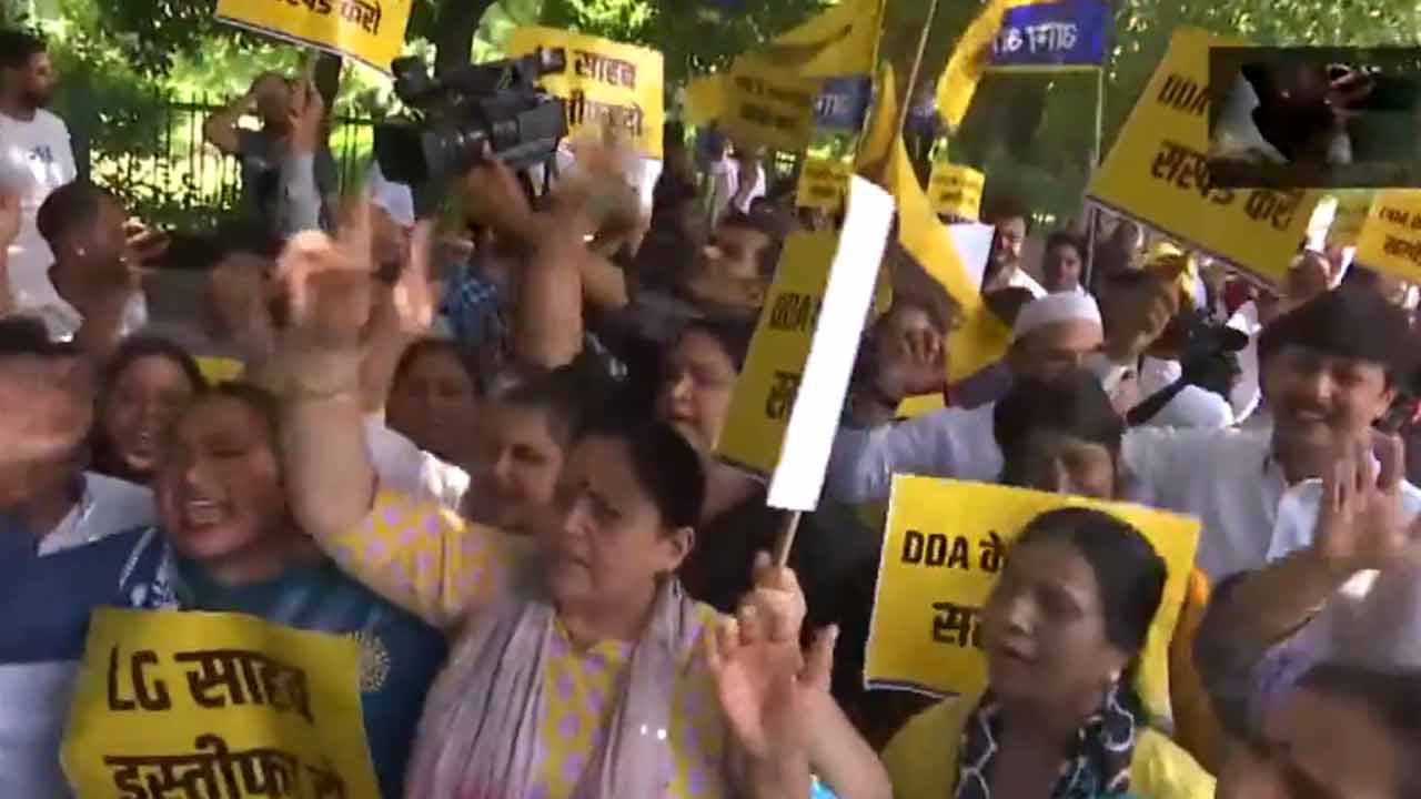 AAP protest | ఢిల్లీ ఎల్జీ రాజీనామా చేయాలి.. ఆప్‌ కార్యకర్తల ఆందోళన.. Video