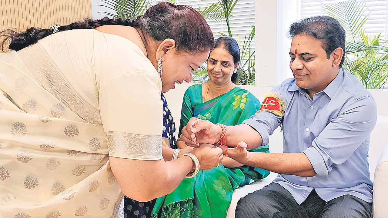 KTR | కేటీఆర్‌కు రాఖీలు కట్టిన మహిళా కమిషన్‌ సభ్యులు.. ఆరుగురికి నోటీసులు ఇచ్చిన రేవంత్‌రెడ్డి సర్కారు