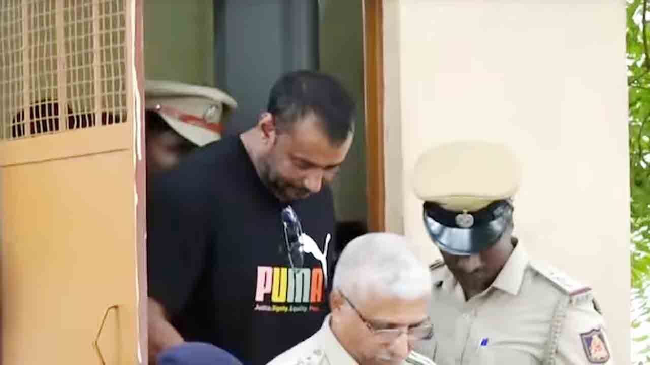 Actor Darshan | సన్‌గ్లాసెస్‌తో బళ్లారి జైల్లోకి దర్శన్‌ ఎంట్రీ.. పోలీసులపై చర్యలు