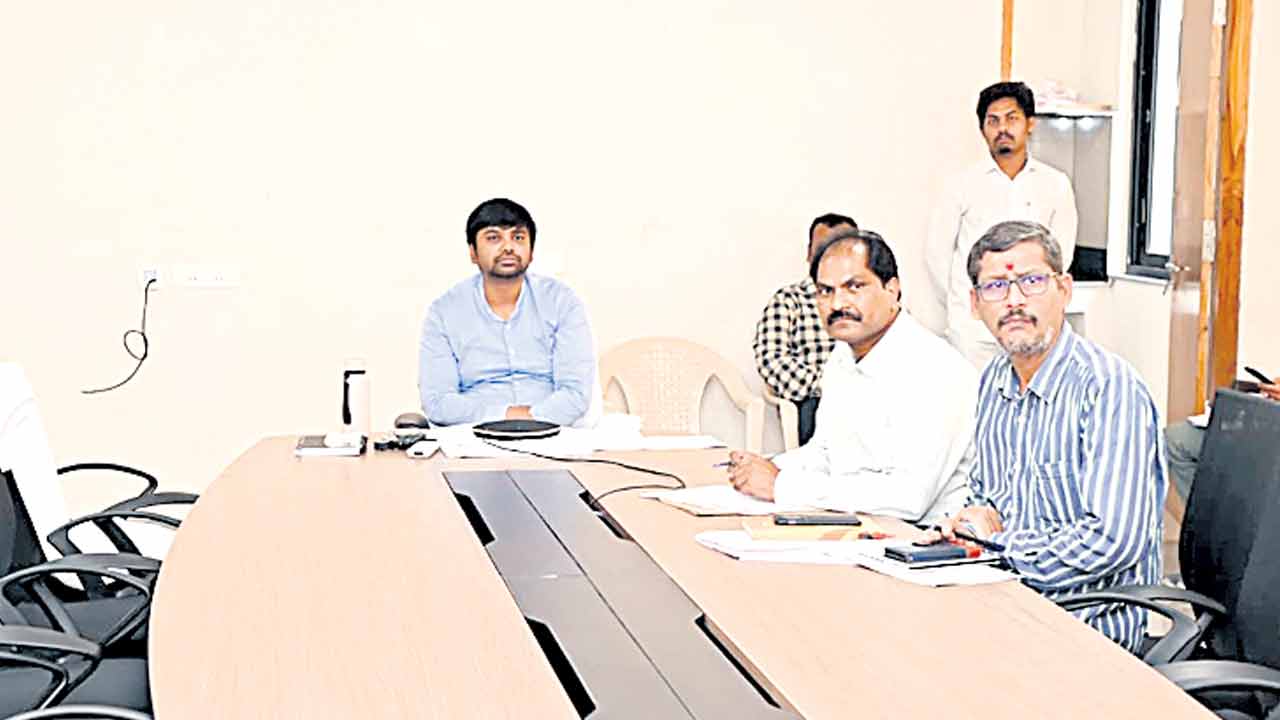 ఇబ్బందుల్లేకుండా భూ సేకరణ చేపట్టాలి