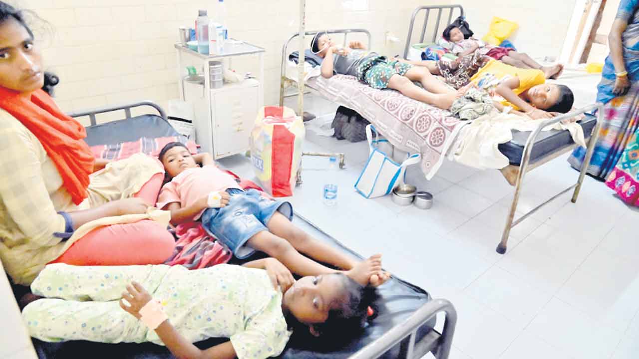 సర్కారు దవాఖానలకు సమస్యల రోగం