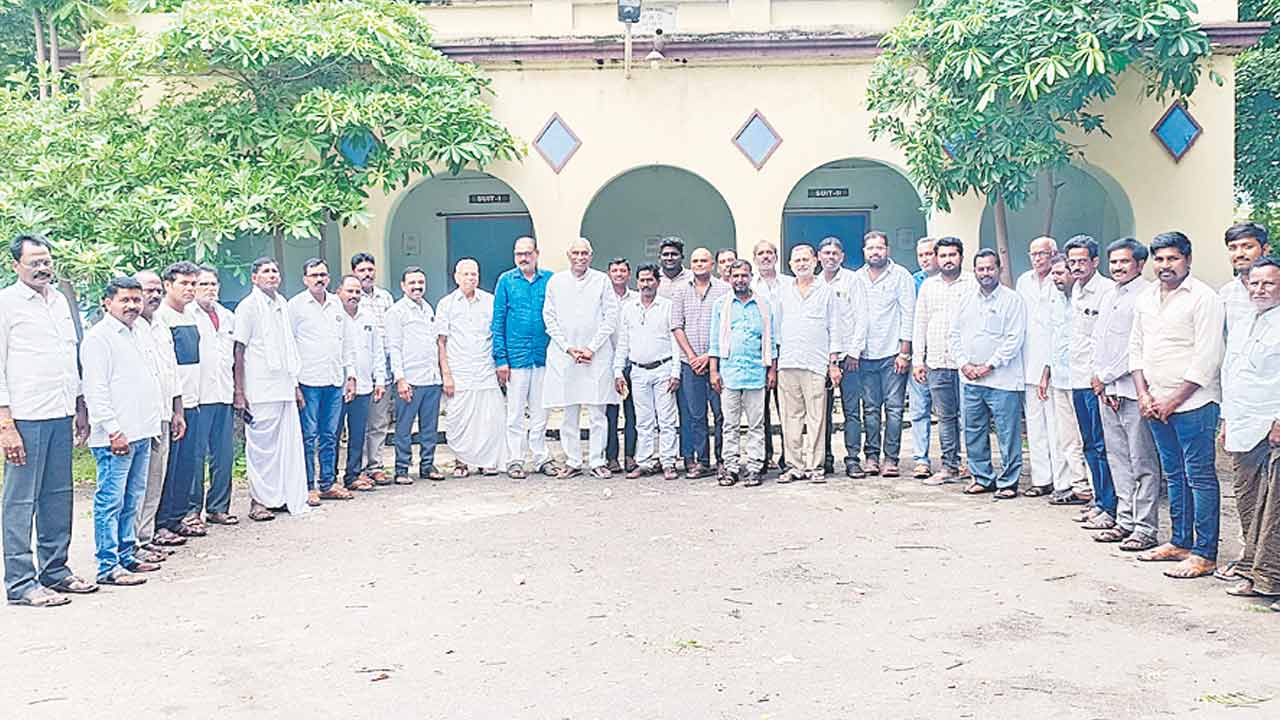 పార్టీ బలోపేతానికి కృషి చేయాలి