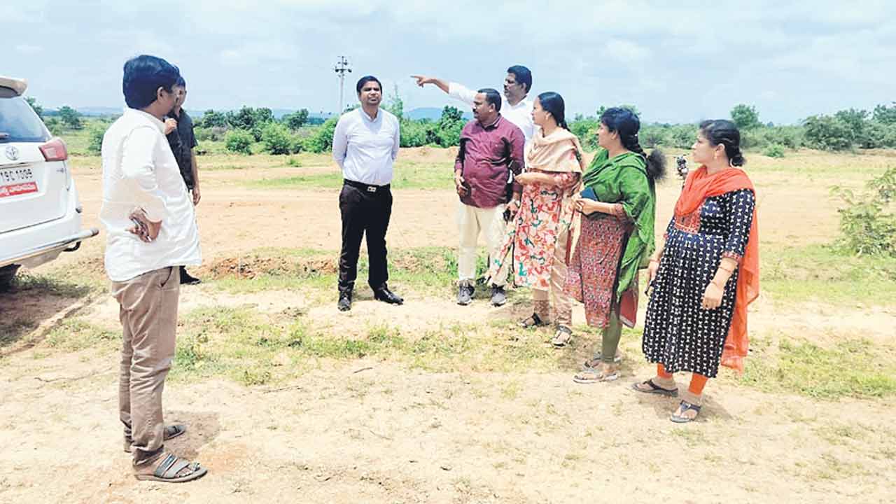 ఐటీ పార్కు నిర్మాణం కోసం స్థల పరిశీలన