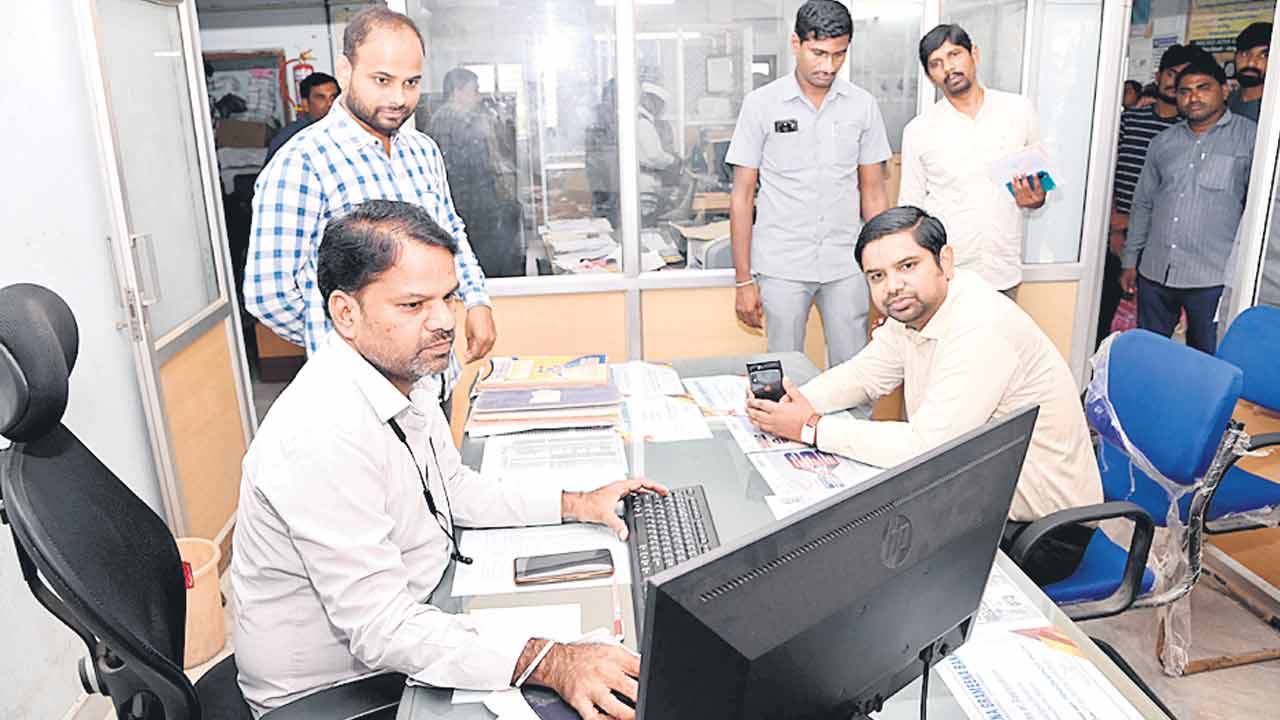 రుణమాఫీ డబ్బులను రైతులకు చెల్లించాలి