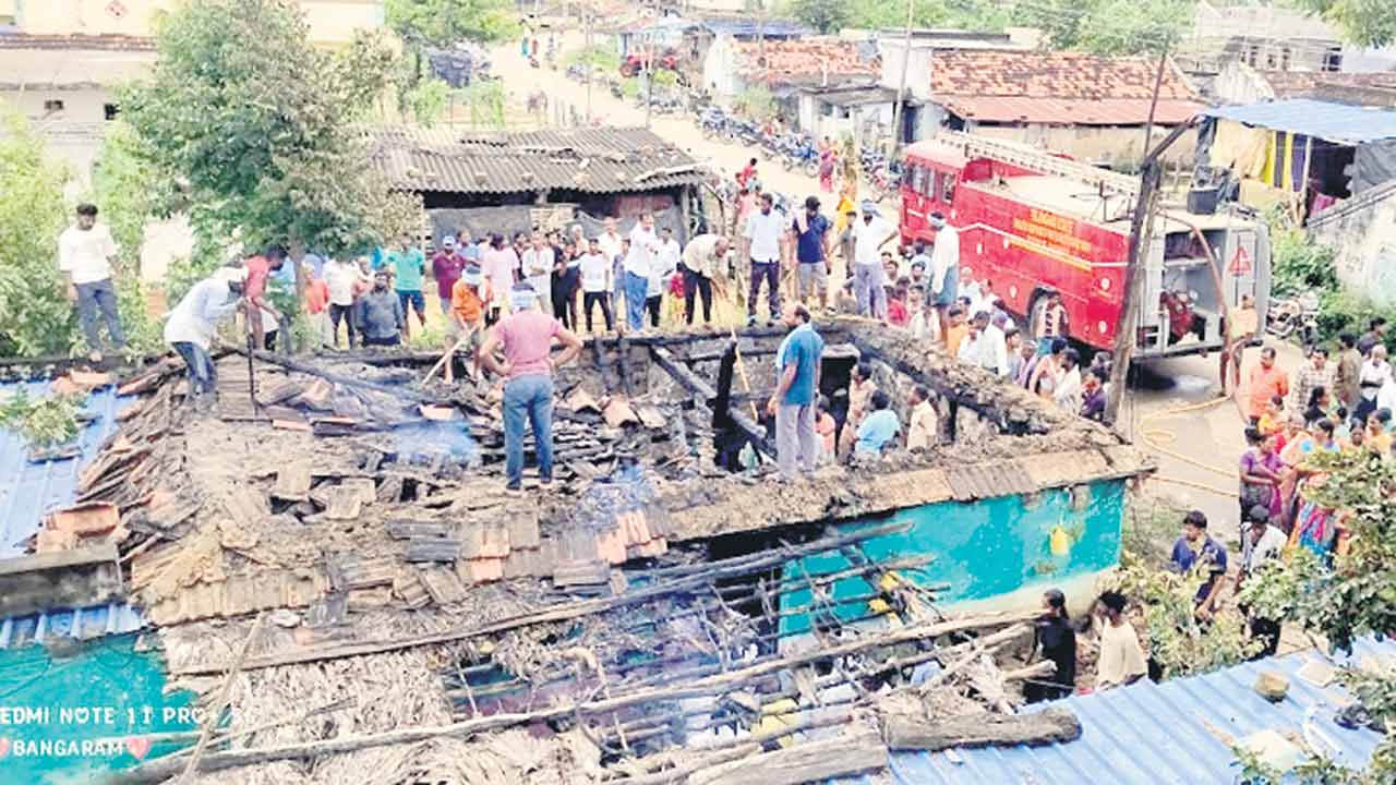 గ్యాస్‌ లీకై రెండిళ్లు దగ్ధం