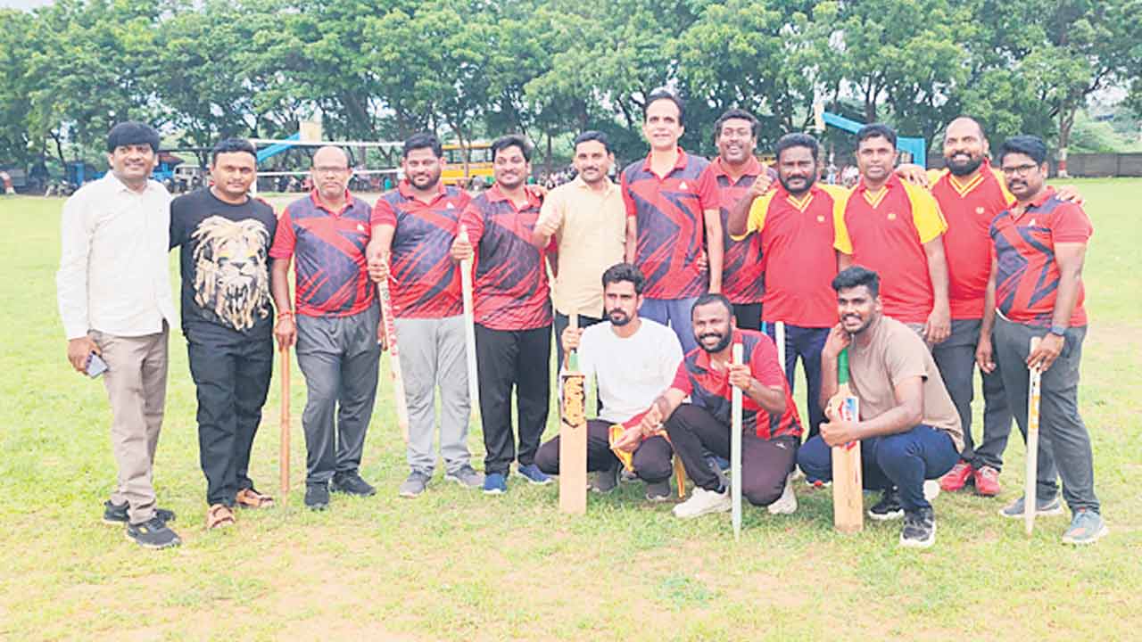 విజేతగా పీపీ సురేంద్ర ఉపాధ్యాయ టీం