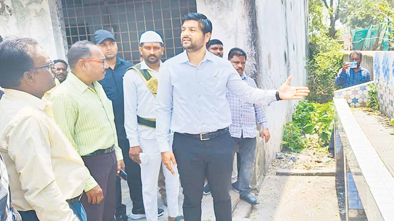 ‘అమ్మ ఆదర్శ’ పనులు ఇంత ఆలస్యమా ?