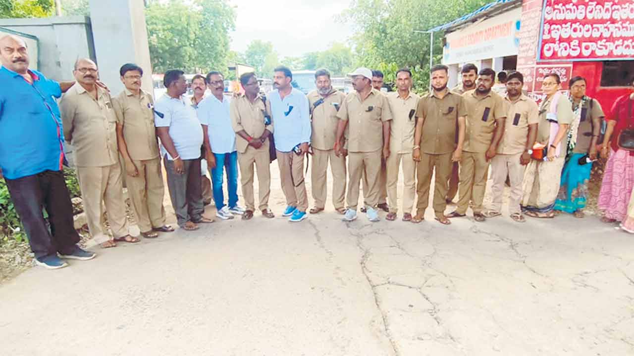 సమస్యలు పరిష్కరించాలి