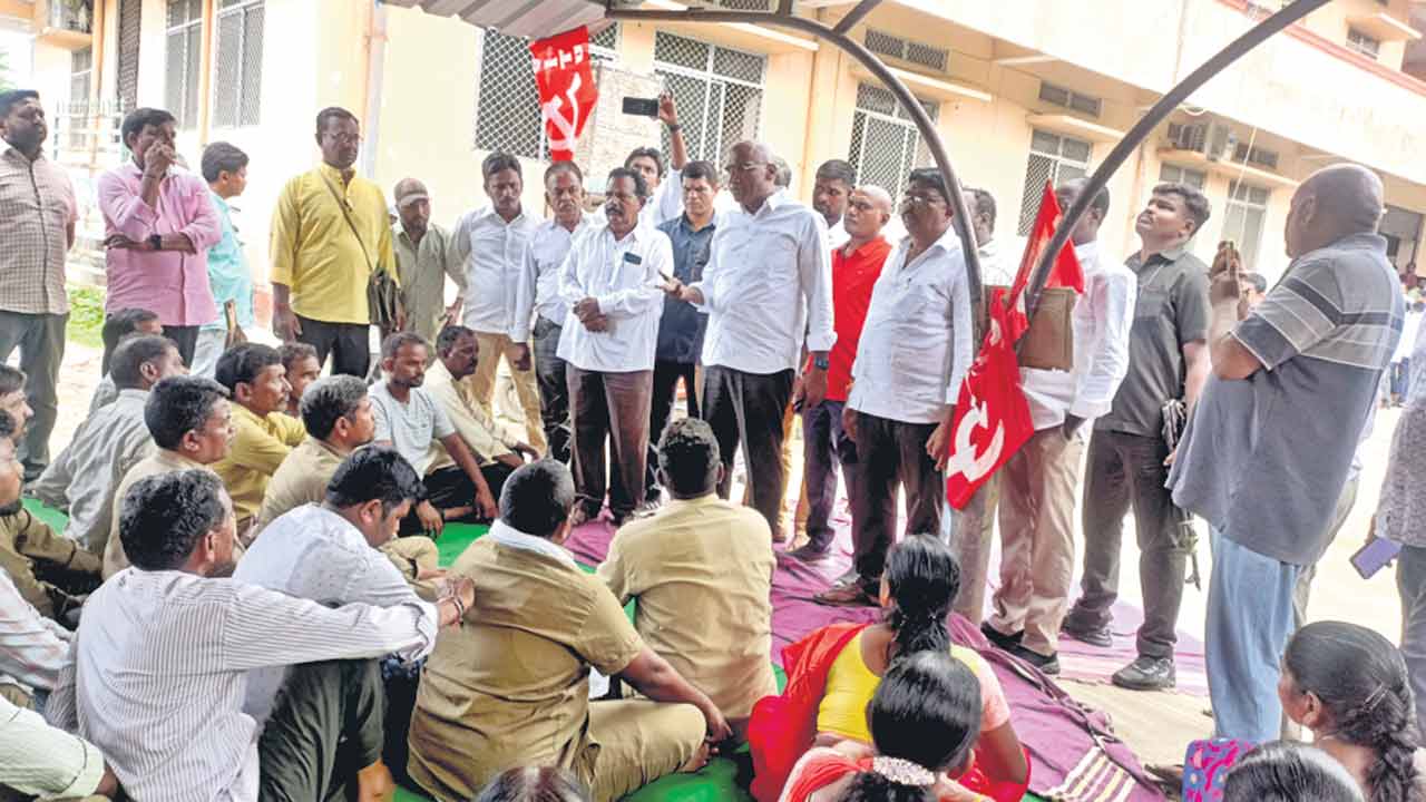 కార్మికులకు వేతనాలు చెల్లించాలి