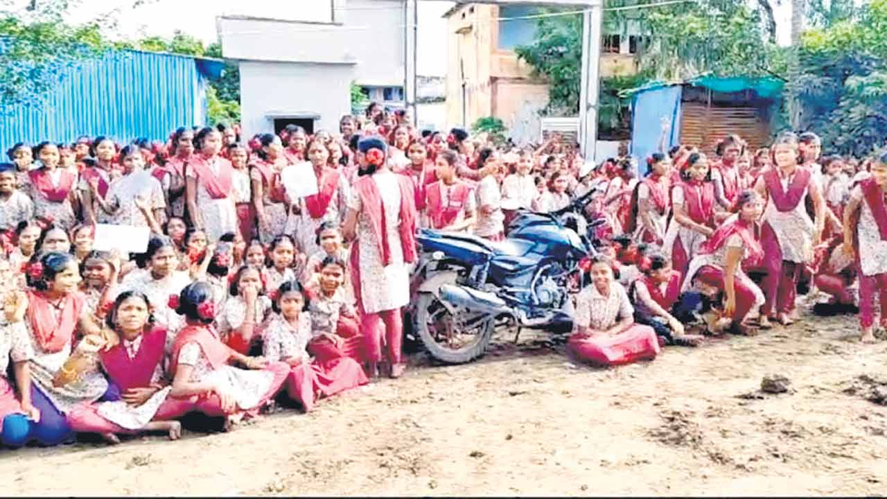 ఈ హెచ్‌ఎం మాకొద్దు