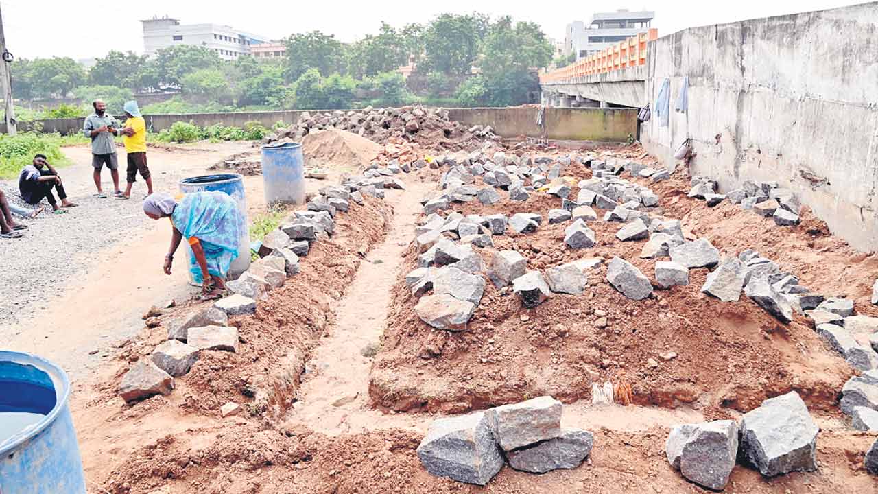 ఉదయం కట్టి.. సాయంత్రం కూల్చేసి