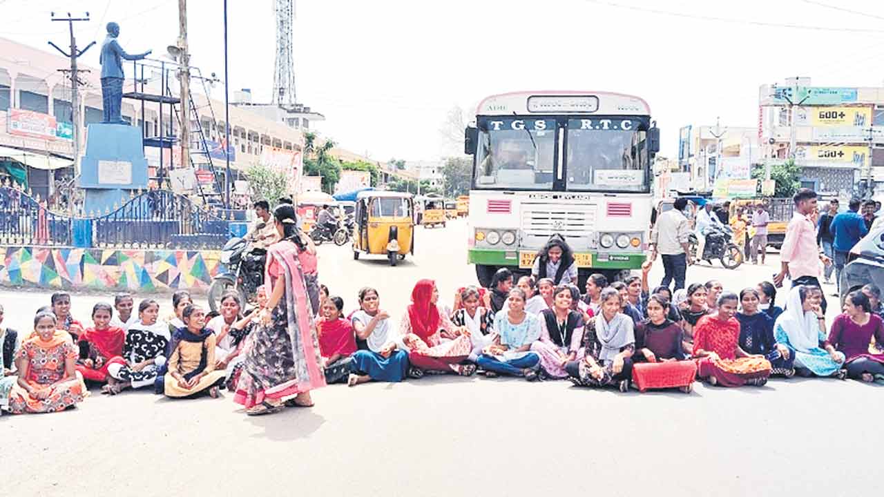 ప్రిన్సిపాల్‌ బదిలీని నిలిపివేయాలని రాస్తారోకో