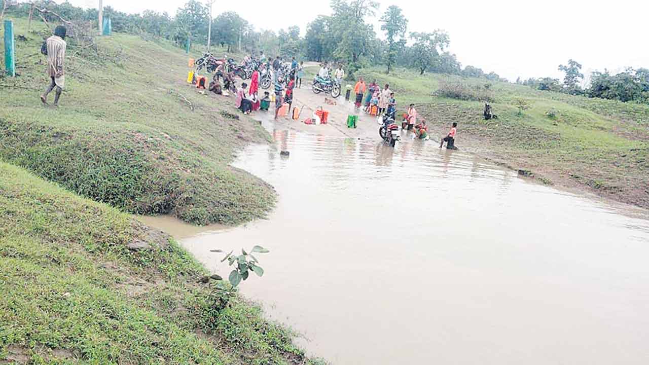 ఉప్పొంగిన వాగులు నిలిచిన రాకపోకలు