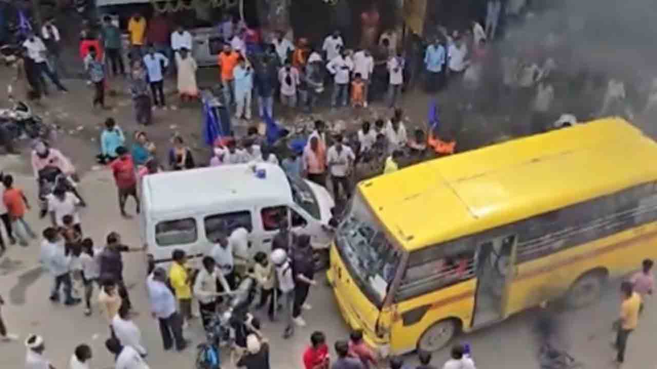 Watch: విద్యార్థులున్న స్కూల్‌ బస్సుకు నిప్పు పెట్టేందుకు ఆందోళకారులు యత్నం.. వీడియో వైరల్‌