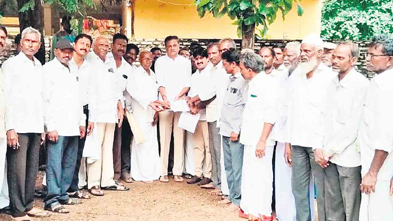 రుణమాఫీ చేయించండి సారూ..