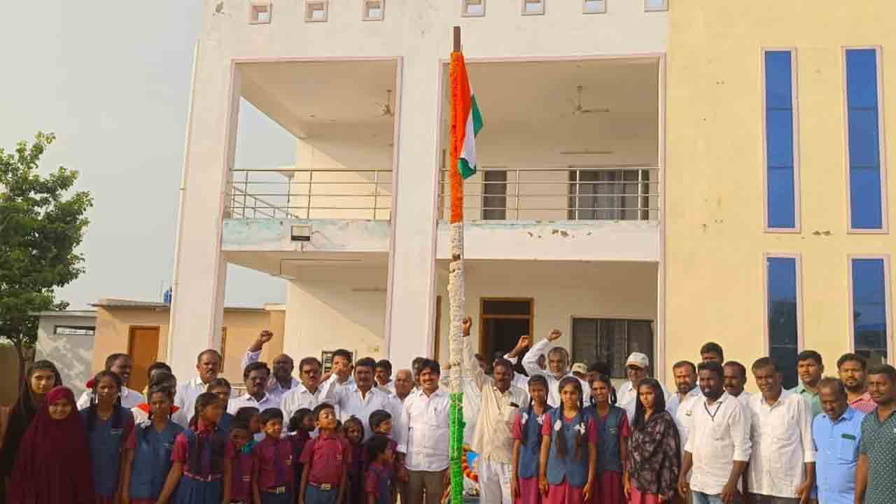 మహనీయుల త్యాగఫలమే స్వాతంత్య్రం