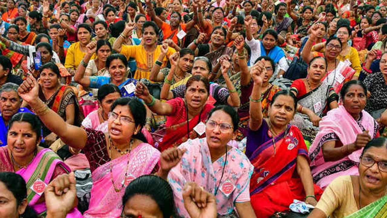 Anganwadi Teachers | 2 లక్షలు ఇస్తరా? ఇవ్వరా?.. ప్రభుత్వాన్ని ప్రశ్నిస్తున్న అంగన్వాడీ టీచర్లు