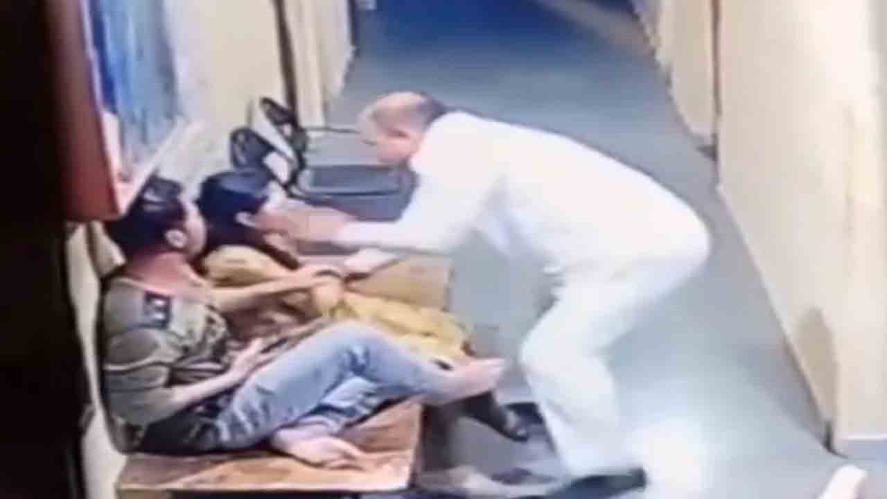 Watch: పోలీస్‌ స్టేషన్‌లో మహిళను కొట్టిన బీజేపీ నేత.. వీడియో వైరల్‌